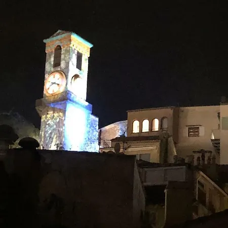 à Deux Pas Du Palais Des Festivals , Deux Pièces Dans Le Bas Du Quartier Historique Du Suquet à Cannes