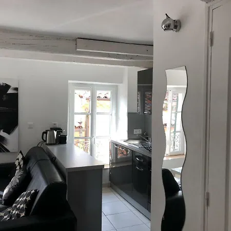 à Deux Pas Du Palais Des Festivals , Deux Pièces Dans Le Bas Du Quartier Historique Du Suquet à Appartamento *