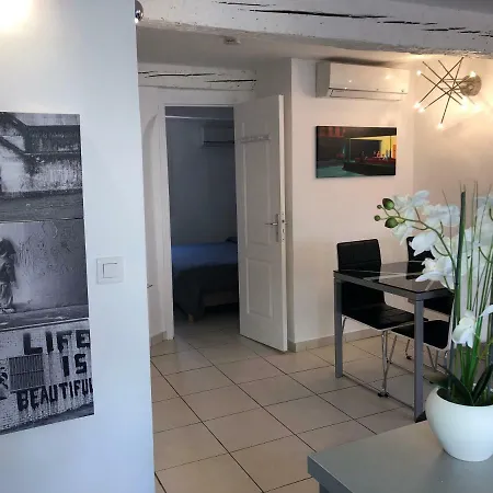 à Deux Pas Du Palais Des Festivals , Deux Pièces Dans Le Bas Du Quartier Historique Du Suquet à * Cannes