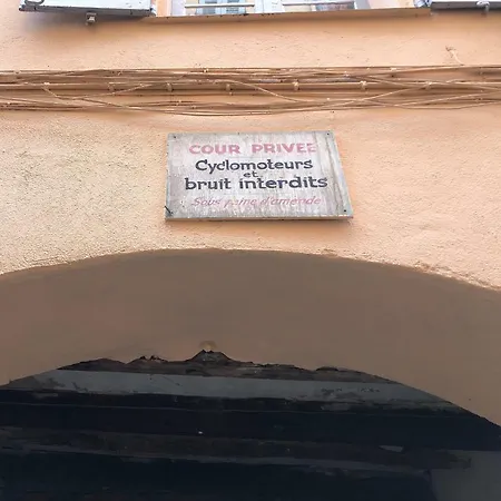 à Deux Pas Du Palais Des Festivals , Deux Pièces Dans Le Bas Du Quartier Historique Du Suquet à