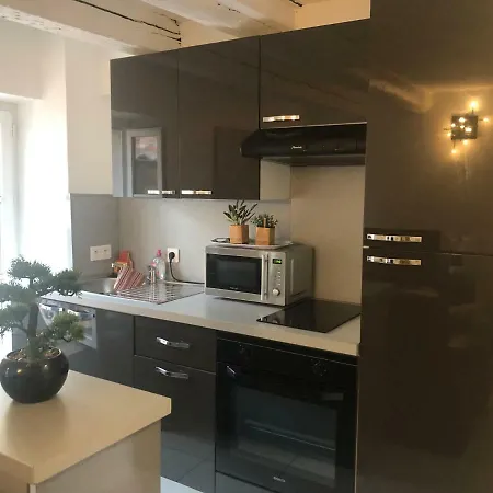 à Deux Pas Du Palais Des Festivals , Deux Pièces Dans Le Bas Du Quartier Historique Du Suquet à Cannes